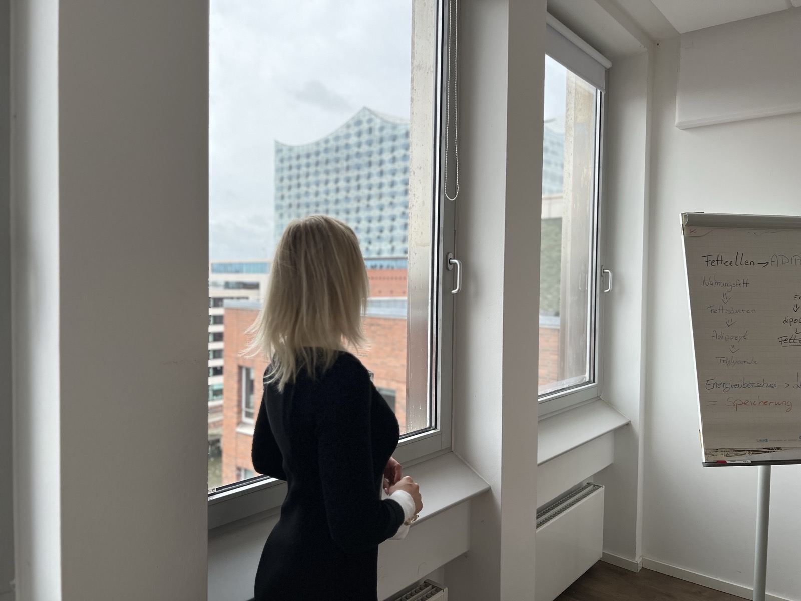 Stefanie – Blick auf die Elbphilharmonie
