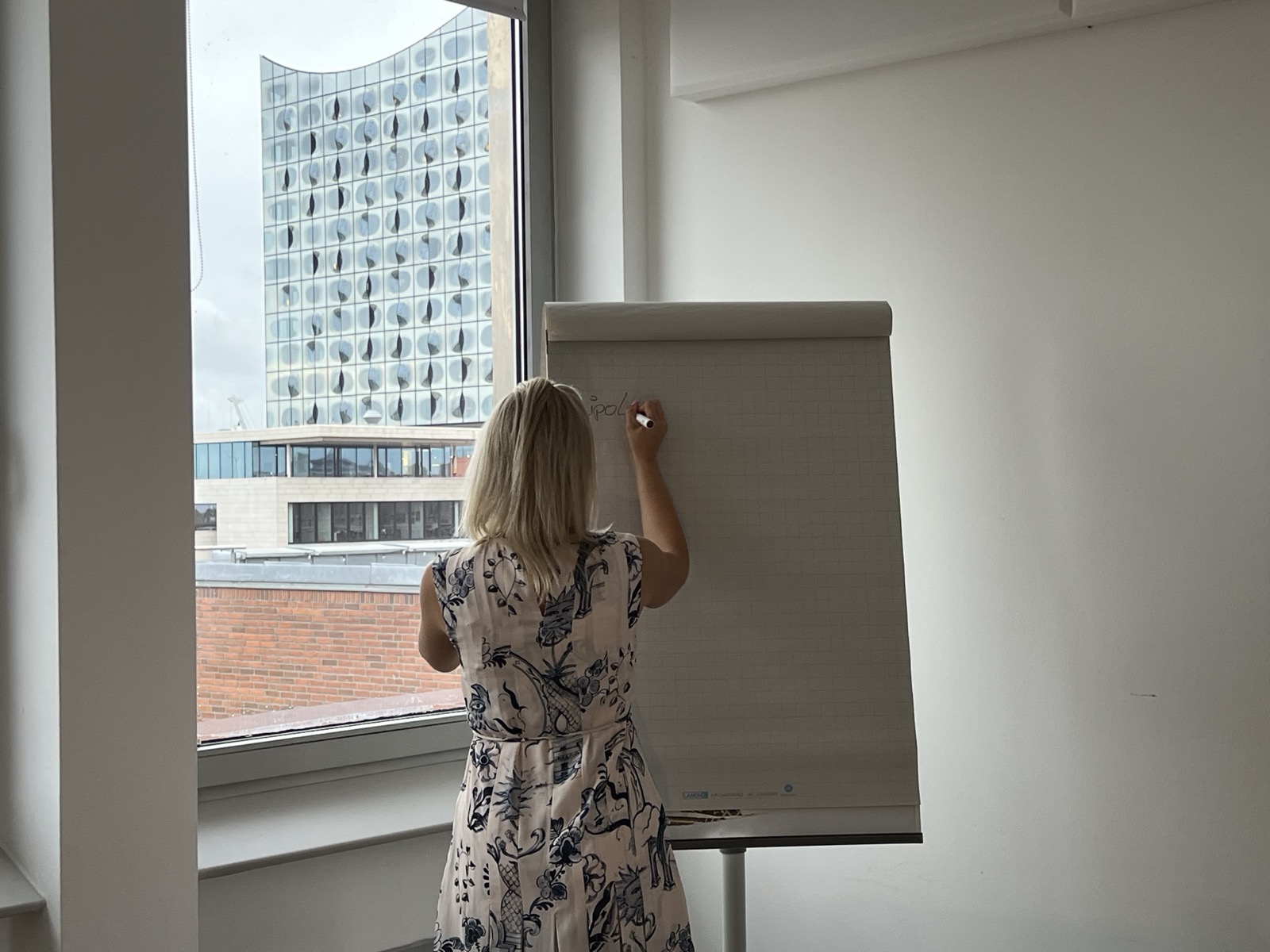 Stefanie leitet Workshop mit Blick auf Elbphilharmonie