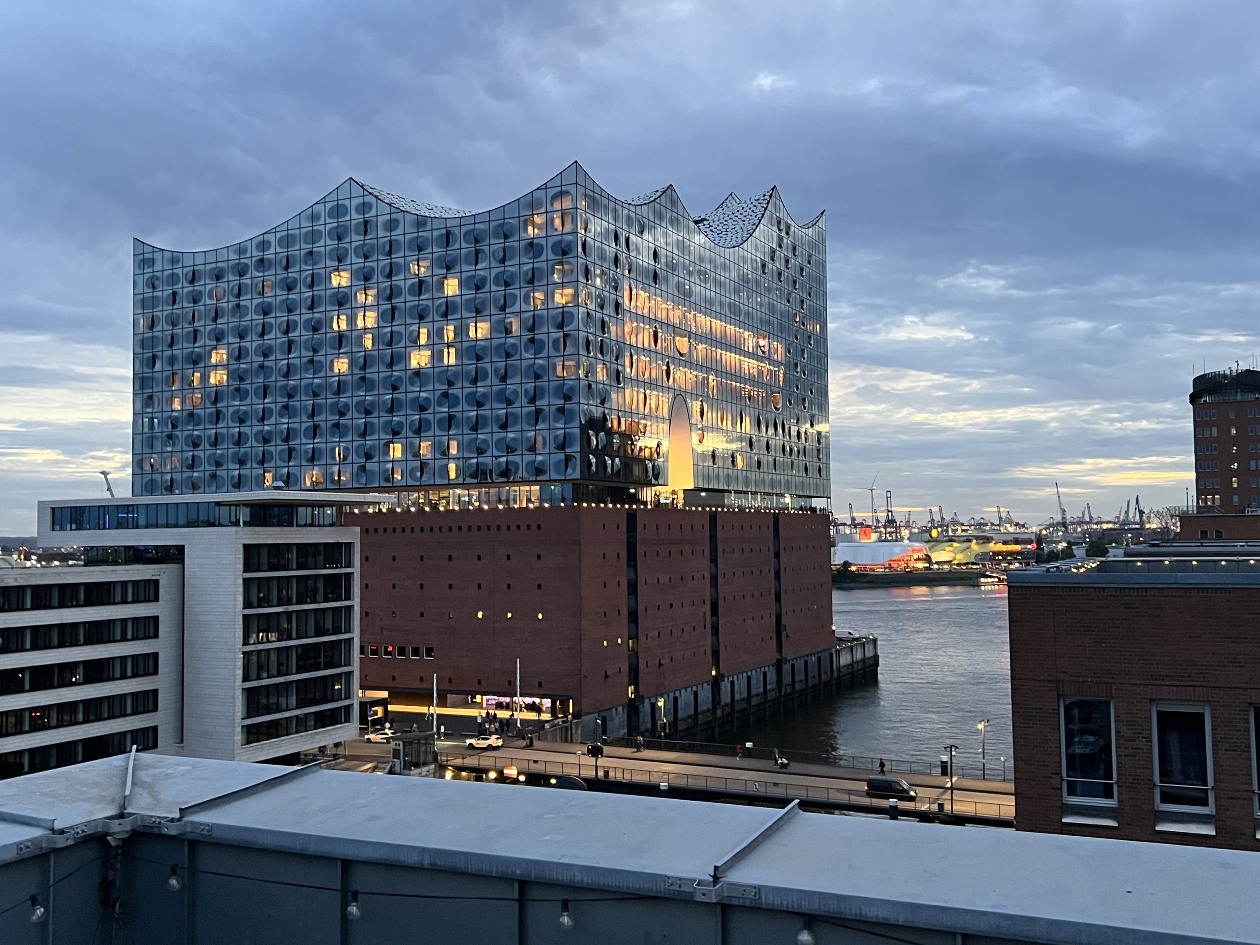 Elbphilharmonie Hamburg bei Dämmerung